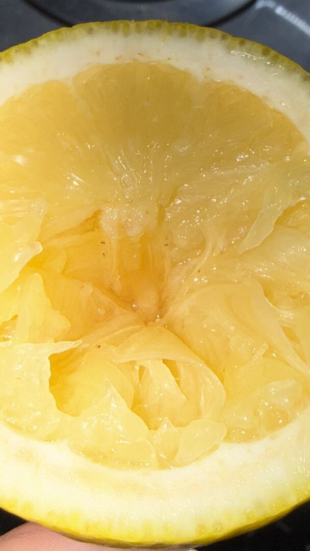黃檸檬內中間變咖啡色，有非常細小的褐色顆粒